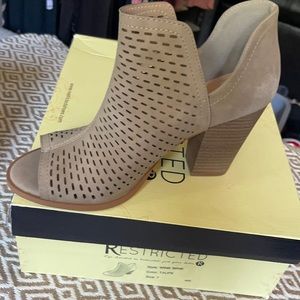 RESTRICTED “Wink wink” booties